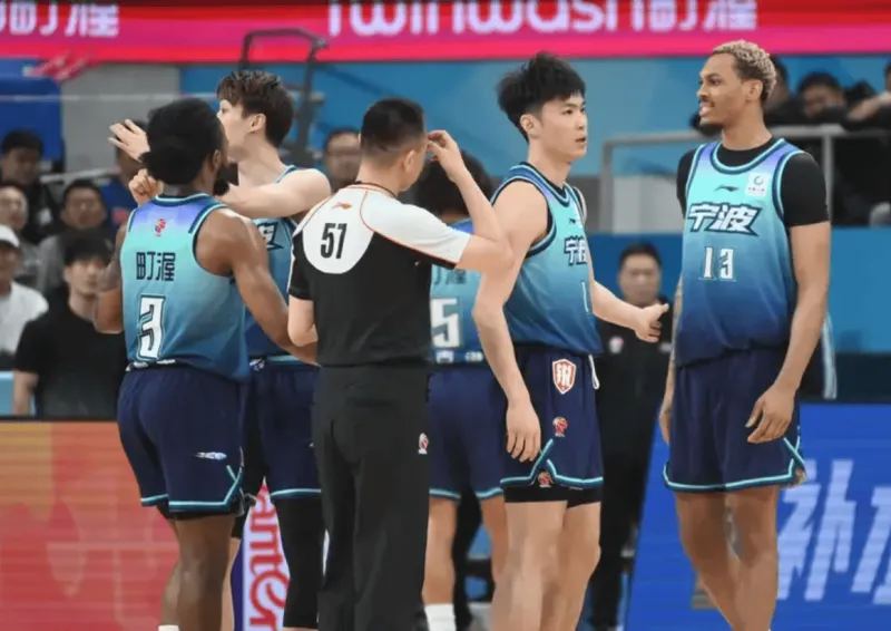 星空体育APP-官方：宁波男篮现场观众向场内投掷烟盒杂物，核减经费3万元