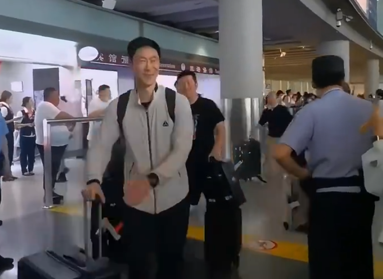 星空体育下载-国乒落地北京全队洋溢笑容！梁靖崑两儿子接机 王楚钦仍一脸疲惫